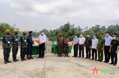 Đắk Lắk thăm, tặng quà lực lượng bảo vệ biên giới tỉnh Mondulkiri